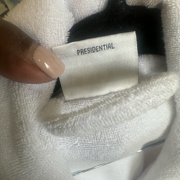 The Ritz Carlton White Presidential Robe O/S - Picture 7 of 8
